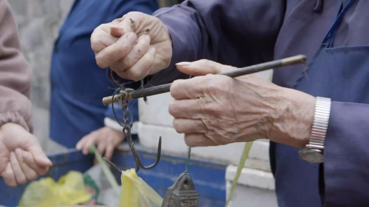 “秤要準(zhǔn),心要平”現(xiàn)代化的電子秤稱重,陳舊的木桿秤稱心。(圖3) 電子秤